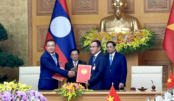 Tập đoàn Điện lực Việt Nam và Tập đoàn Phongsubthavy (Lào) trao đổi hợp đồng mua bán điện