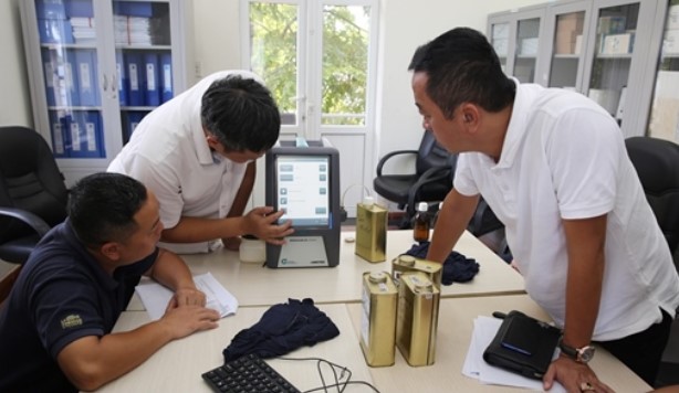 Petrolimex chuyển giao thiết bị kiểm tra nhanh xăng dầu tới Tổng cục QLTT