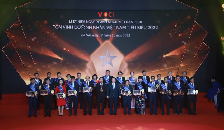 Lãnh đạo EVNNPC được vinh danh Doanh nhân tiêu biểu Việt Nam 2022