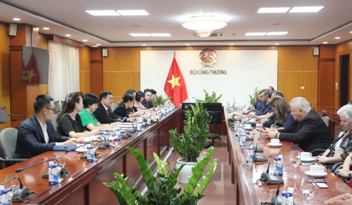 Thứ trưởng Nguyễn Sinh Nhật Tân làm việc với Đoàn Nghị sĩ và doanh nghiệp Rumani