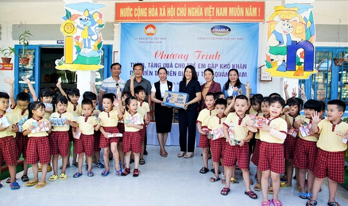 Vinamilk ủng hộ hơn 1 tỷ đồng sản phẩm dinh dưỡng cho người dân vùng lũ miền Trung