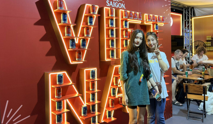 Du khách Thủ đô thích thú check in mô hình chữ “VIỆT NAM” xếp bằng bia lon của Sabeco