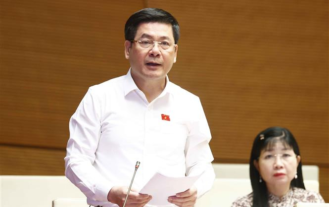 Bộ trưởng Bộ Công Thương Nguyễn Hồng Diên làm rõ một số nội dung về vấn đề xăng dầu tại phiên thảo luận Quốc hội sáng ngày 28/10