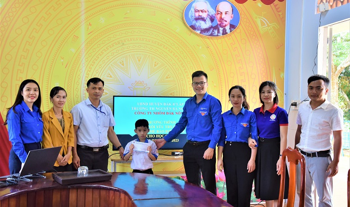 Đoàn Thanh niên Công ty Nhôm Đắk Nông - TKV thăm, tăng quà các hoàn cảnh khó khăn