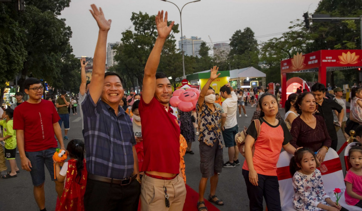 Du khách hào hứng trải nghiệm trò chơi có thưởng của SABECO trên phố đi bộ Hoàn Kiếm