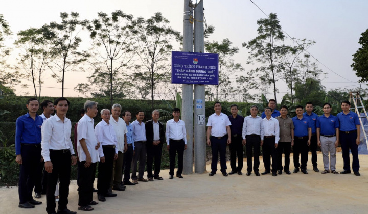 Công ty Supe Lâm Thao chung tay “Thắp sáng đường quê”