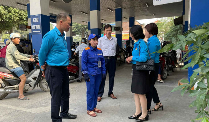 Petrolimex Hà Sơn Bình nỗ lực tăng ca trực bán hàng phục vụ người dân Thủ đô