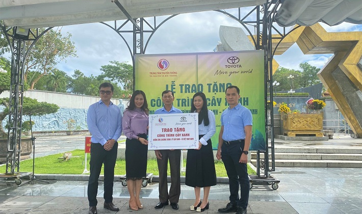 Toyota Việt Nam trao tặng cây xanh tại Quảng Trị và Phú Yên