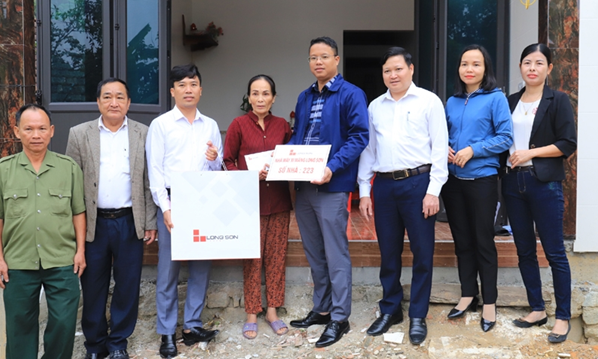 Công ty Xi măng Long Sơn trao 2 nhà tình thương tại tỉnh Hà Tĩnh