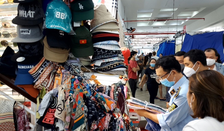 Tiếp tục tổng tấn công vào tụ điểm kinh doanh hàng giả Sài Gòn Square