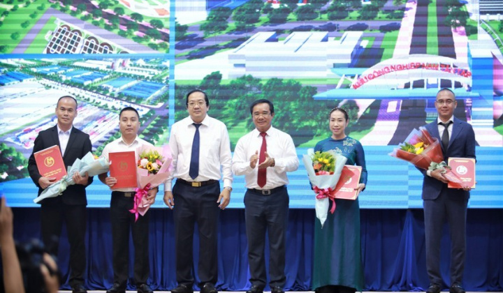 Long An : Trao Quyết định chủ trương đầu tư 4 dự án hạ tầng khu công nghiệp