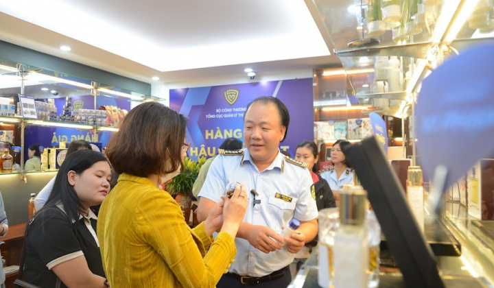 Nhận diện hàng thật, hàng giả trước cao điểm mua sắm Tết 2023
