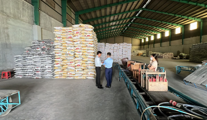 Đồng Tháp phạt 260 triệu đồng 1 cơ sở buôn bán phân bón không đảm bảo chất lượng