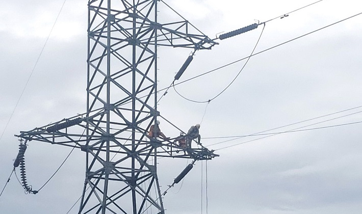 Truyền tải điện Khánh Hòa thi công sửa chữa phần mang điện đường dây 220 kV Thiên Tân - Nha Trang