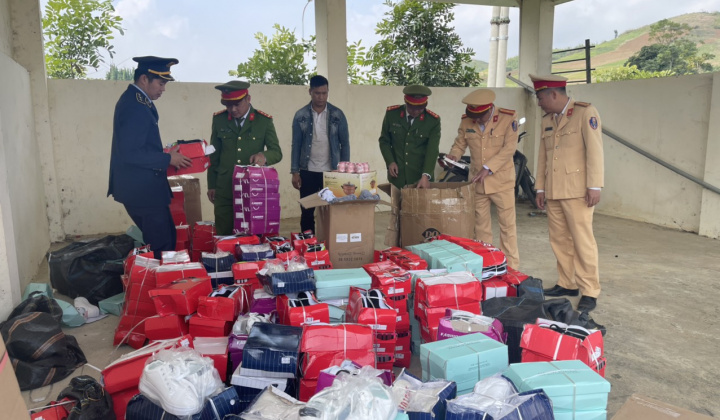 Sơn La: Tạm giữ hàng trăm sản phẩm hàng hóa giả mạo nhãn hiệu được bày bán cho bà con vùng cao