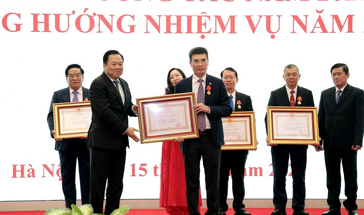 Phó Tổng giám đốc Petrovietnam, Chủ tịch HĐQT PV GAS đón nhận Huân chương Lao động hạng Nhì