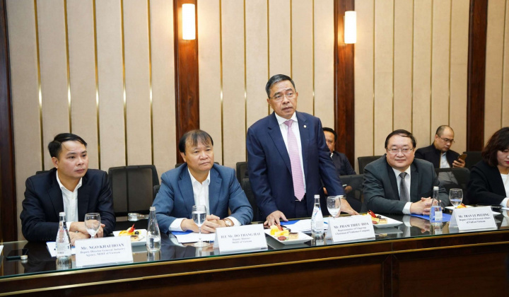 Thứ trưởng Đỗ Thắng Hải và Bộ trưởng Bộ Công Thương Lào tham quan Tổ hợp ô tô VinFast