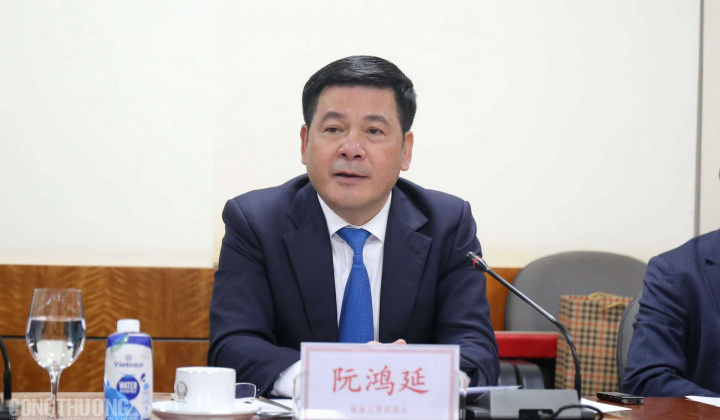 Tặng bằng khen cho Tham tán công sứ Đại sứ quán nước Cộng hòa nhân dân Trung Hoa tại Việt Nam