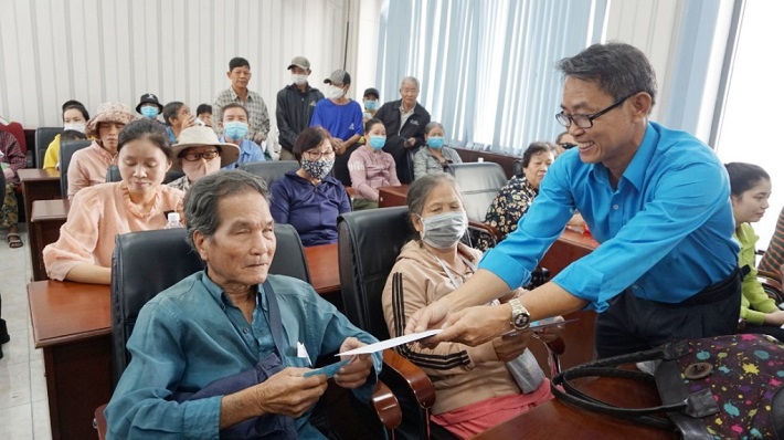 Công ty Nhiệt điện Phú Mỹ: Trao quà cho Hội người mù Thị xã Phũ Mỹ