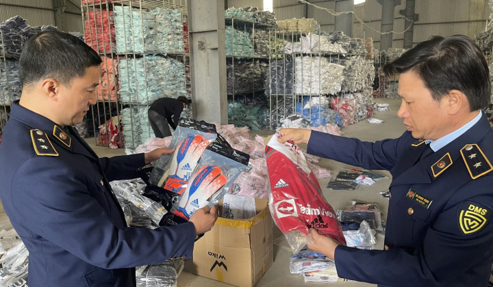 Gần 30.000 bộ thể thao giả mạo nhãn hiệu vừa bị lực lượng chức năng thu giữ