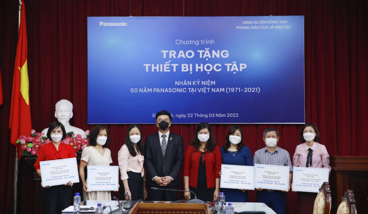 Panasonic hỗ trợ thiết bị học tập và tủ sách tại các trường học ở ba địa phương