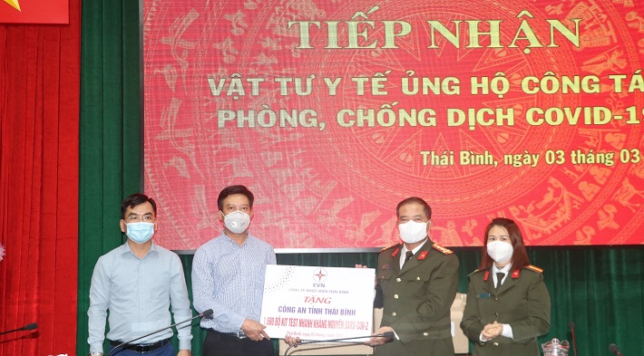 Nhiệt điện Thái Bình tăng Công an tỉnh Thái Bình 1.680 bộ kit test nhanh Covid-19