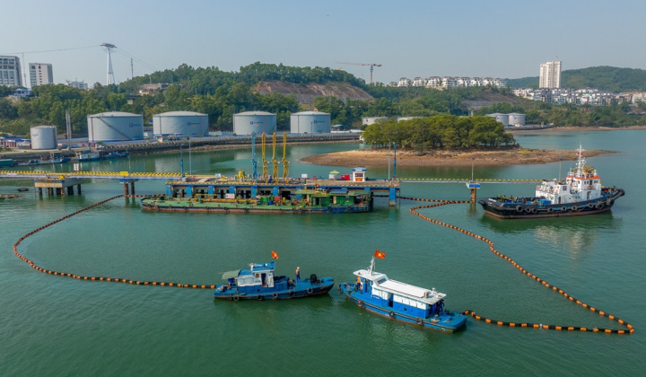 Cảng dầu B12 đưa vào sử dụng hệ thống phao quây dầu thường trực tại cầu 5.000 DWT