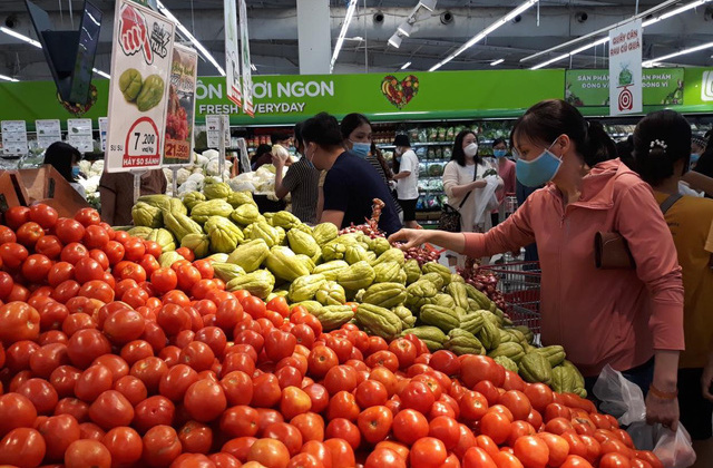 Siêu thị ‘kiềm giá’ thực phẩm trước tác động giá xăng tăng