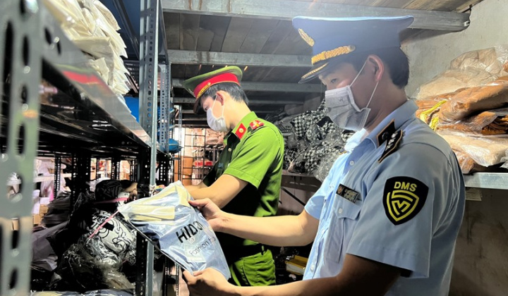 Hàng chục ngàn sản phẩm giả mạo các nhãn hàng nổi tiếng như Chanel, Gucci, Louis Vuitton, Kenzo….  đã bị thu giữ tại Thanh Hóa