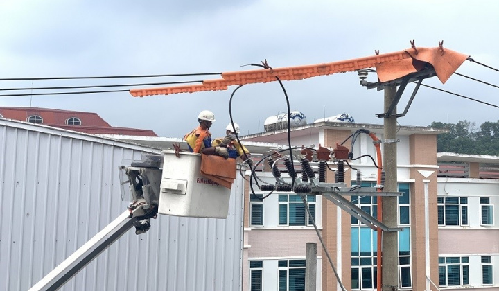 Sửa chữa điện ‘hotline’: Bước chuyển mình của PC Bắc Kạn