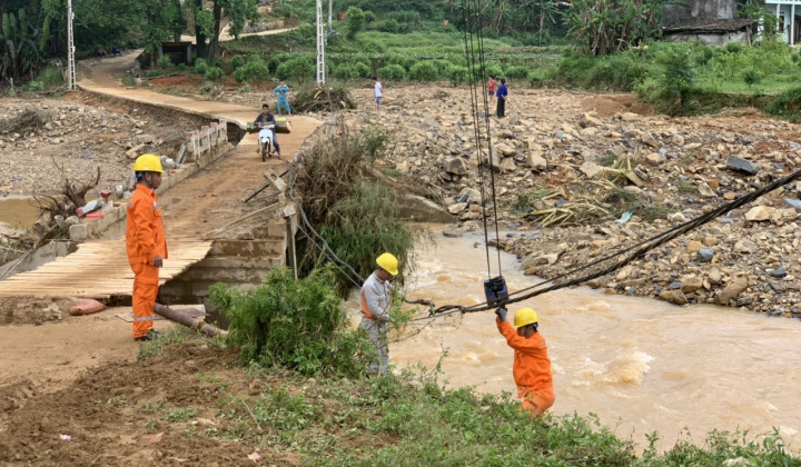 EVNNPC nỗ lực khắc phục sự cố lưới điện do mưa dông, lũ lụt tại các tỉnh miền núi phía Bắc