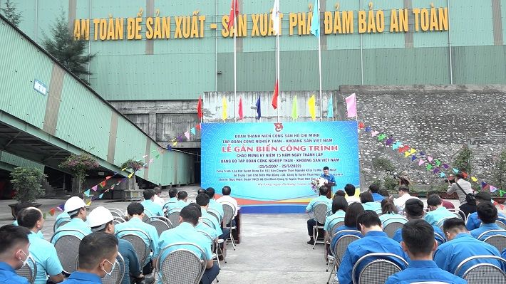 Gắn biển công trình thanh niên chào mừng kỷ niệm 15 năm ngày thành lập Đảng bộ TKV