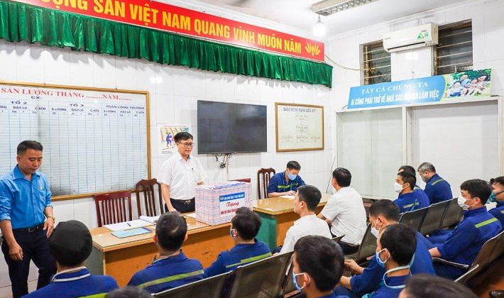Than Thống Nhất khen thưởng các đơn vị có thành tích xuất sắc Tháng Công nhân