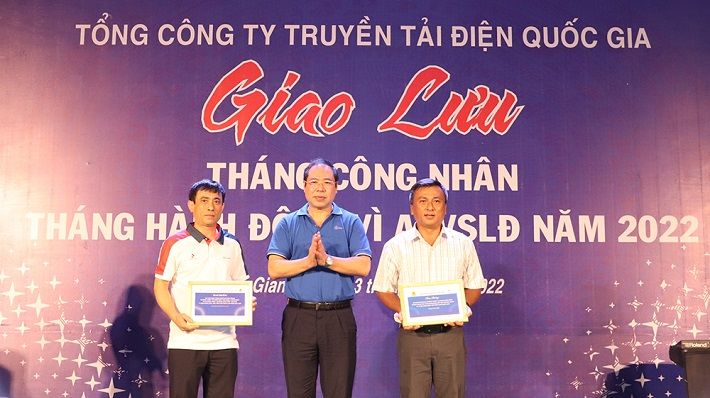 Khen thưởng nóng tập thể và cá nhân thuộc EVNNPT hoàn thành vượt mức giai đoạn 1 kế hoạch 10.000 sáng kiến