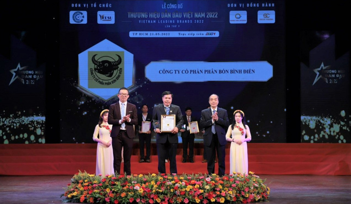 Phân bón Bình Điền - Đầu Trâu nhận giải thưởng "Thương hiệu dẫn đầu Việt Nam 2022"