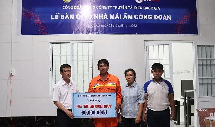 Truyền tải điện miền Tây 1 bàn giao nhà mái ấm công đoàn cho gia đình khó khăn