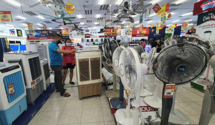 Thị trường hàng chống nóng vào mùa: Mua sớm để được giao nhanh