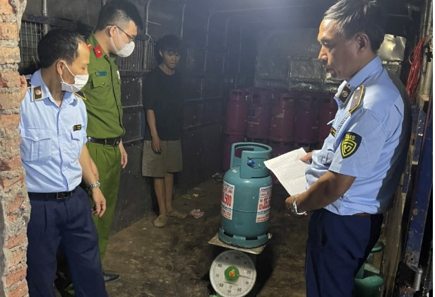 Phát hiện điểm chiết, nạp khí dầu mỏ hoá lỏng không có giấy chứng nhận đủ điều kiện kinh doanh theo quy định