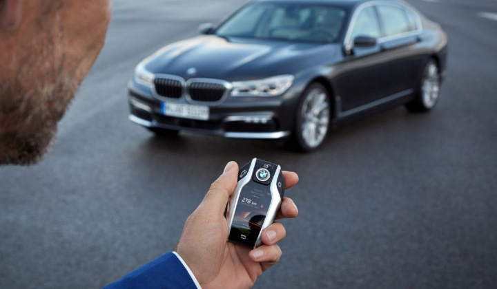 Cách khởi động ô tô khi chìa khóa thông minh hết pin