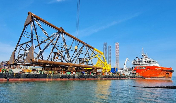 Hạ thủy thành công khối chân đế RC-10 mỏ Rồng