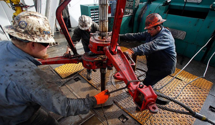 Điều gì khiến giá dầu thô bất ngờ lao dốc mất gần 6% chỉ trong một ngày giao dịch?