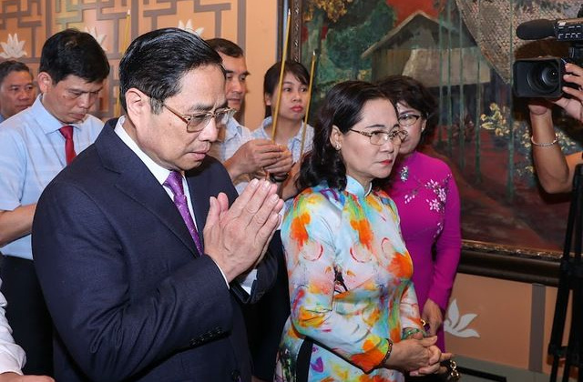 Dâng hương tưởng niệm Chủ tịch Hồ Chí Minh nhân Kỷ niệm 111 năm ngày Người ra đi tìm đường cứu nước