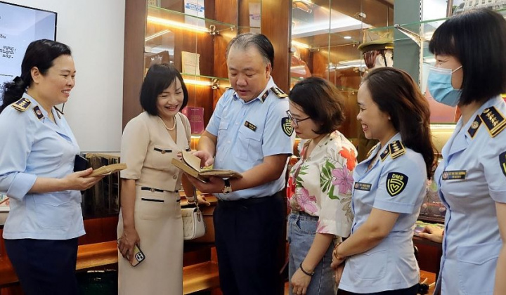 Chính thức mở cửa Phòng Trưng bày truyền thống “Dấu ấn Quản lý thị trường”