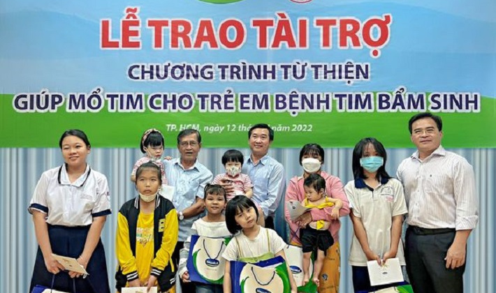 Vinamilk tiếp tục ủng hộ 500 triệu đồng cho các bệnh nhi nghèo mổ tim