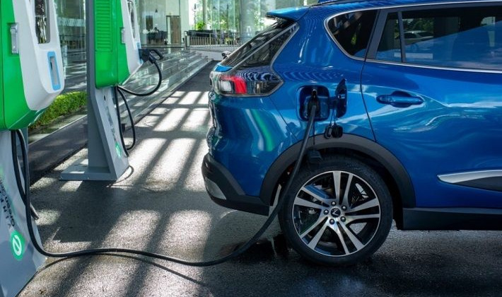 VinFast mở trạm sạc xe điện đầu tiên tại cây xăng