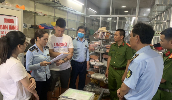 Nam Định: Phối hợp tạm giữ gần 8.000 sản phẩm là dép nam người lớn