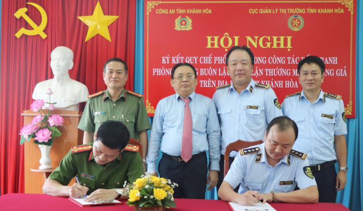 Khánh Hòa: Quản lý thị trường và Công an ký kết quy chế phối hợp