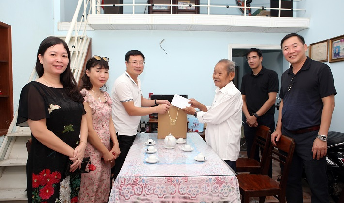 Vinataba thăm và tặng quà thương binh nặng nhân ngày Thương binh Liệt sĩ 27/7