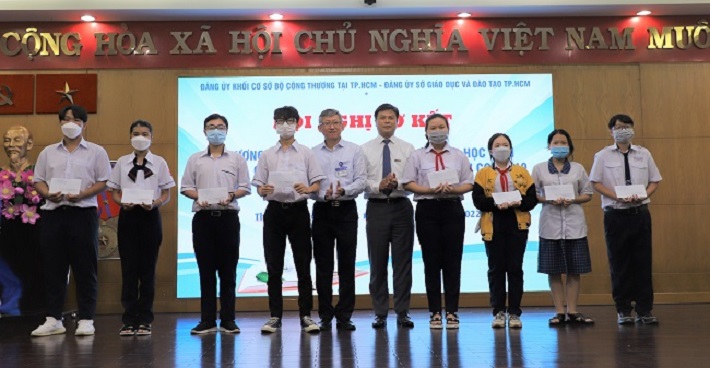 EVNGENCO3 trao quà cho 98 em học sinh bị ảnh hưởng bởi dịch COVID-19