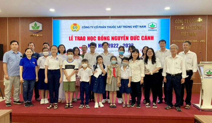 Công đoàn Công ty CP Thuốc Sát trùng Việt Nam: Trao 36 suất học bổng Nguyễn Đức Cảnh năm học 2022-2023